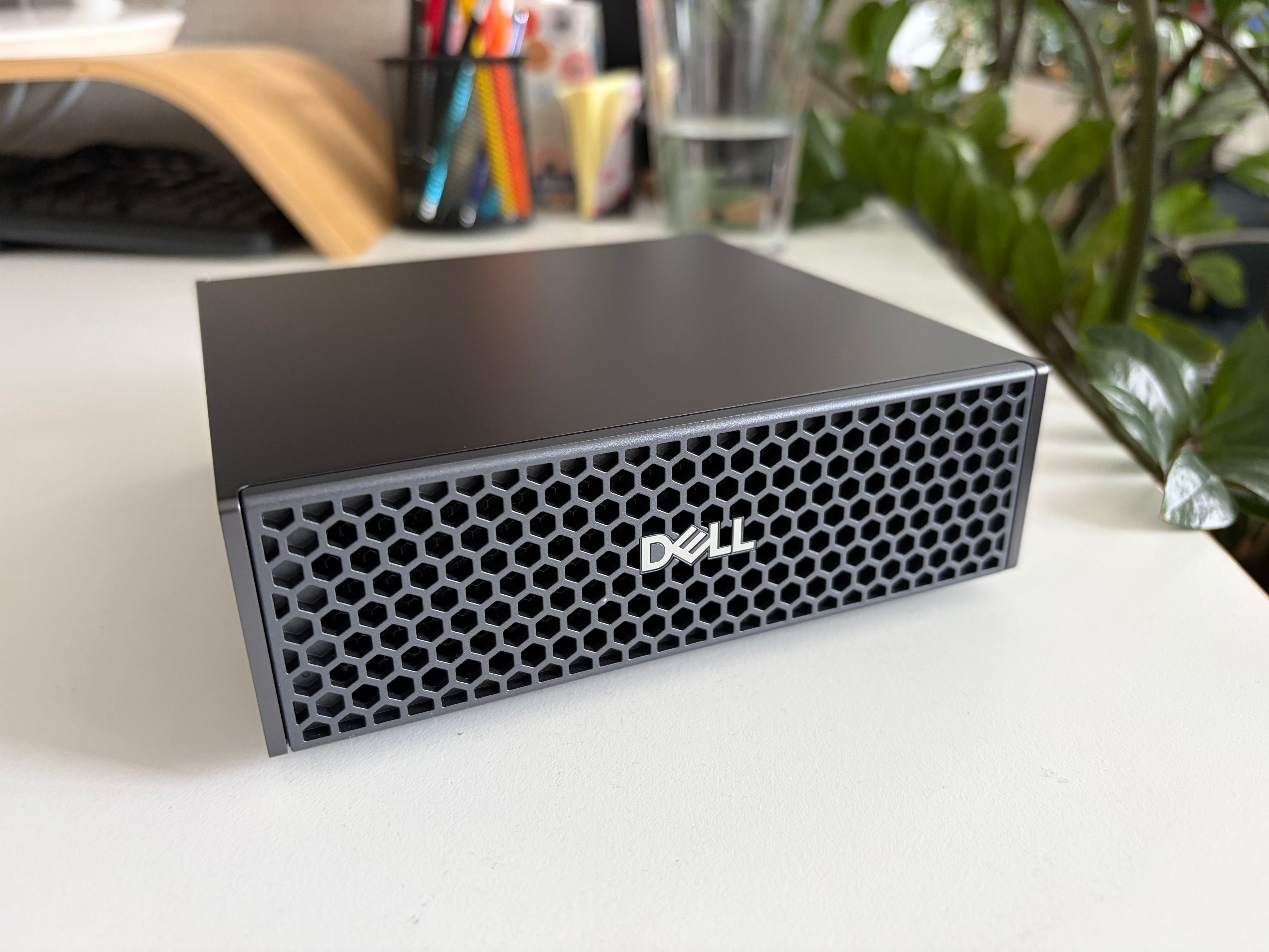 Otestovali jsme DELL Pro Max s GB10: kompaktní AI superpočítač, ale úplně server